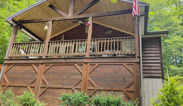 Welcome to Whipsaw a beautiful cottage ,just a 5 minute walk to see the lake!