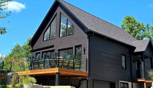 Welcome to White Oaks, a luxury retreat nestled quietly on the Quyon River.