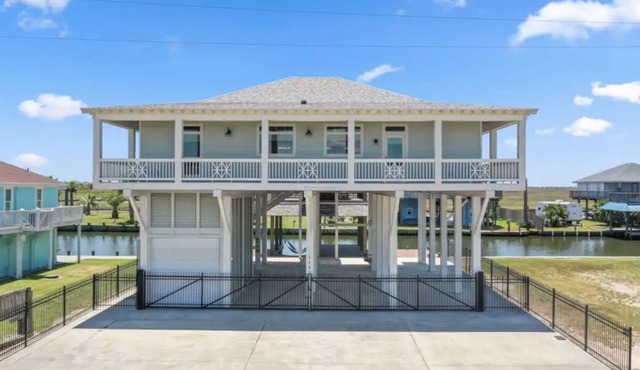 Welcome to your waterfront bliss!