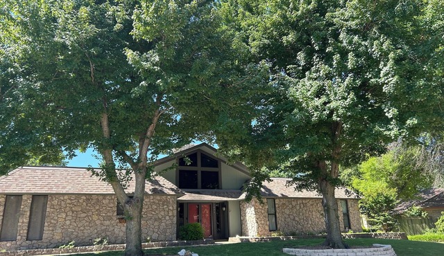 Welcome to your backyard Oasis, right next to OU. Boomer Sooner!