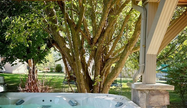 Welcome to your charming Michigan retreat home ! Relaxing hot tub!
