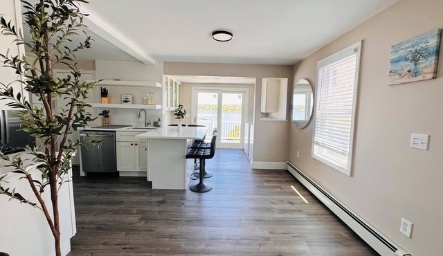 Welcome to your Cozy Oceanside Oasis! Sleeps 10! Water Access from the Backyard!