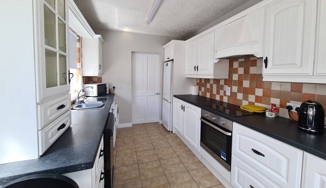 Welcome to your fabulous home away from home ideal for contractors and visitors