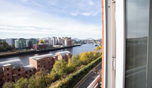 Welcome to your home away from home in Newcastle! This spacious and stylish 2-story flat is just a short stroll from the iconic Quayside, River Tyne, and some of the city’s best restaurants, bars, and cultural landmarks.