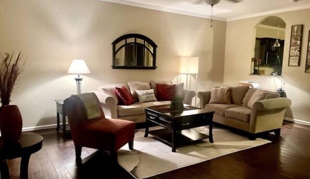 Welcome to your Home Away from Home! Spacious, pet friendly and 15 mins to LU.