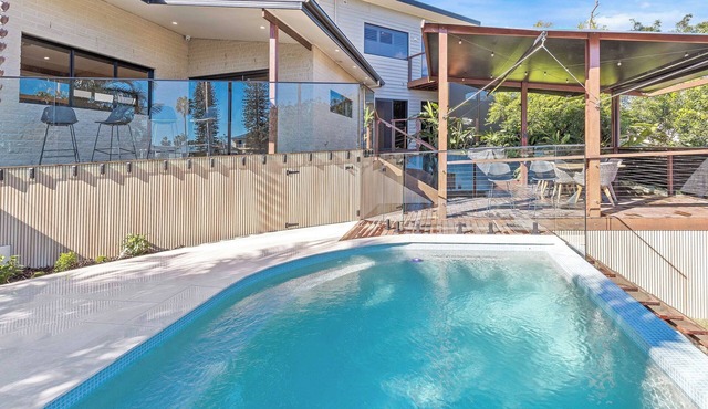 Welcome to your lakeside oasis in beautiful Burleigh Waters!