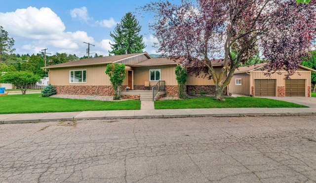 Welcome to your Missoula getaway! A spacious stay near Downtown & the University