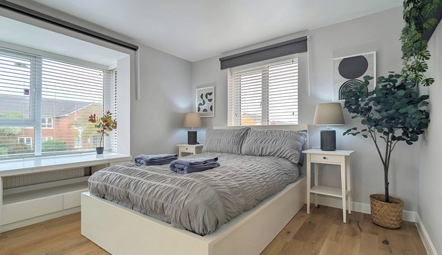 Welcome to your perfect Liverpool getaway! Located on Marmaduke Street, this spacious 5-bedroom home offers comfort, style, and convenience. Enjoy two full bathrooms, a modern fully equipped kitchen, a bright and airy living/dining area, and a peacef