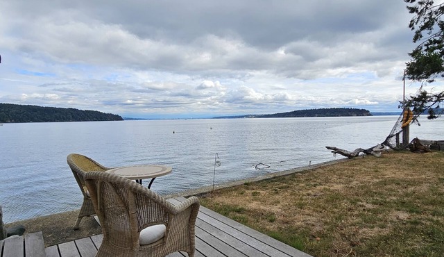 Welcome to your perfect weekend getaway right on the water!