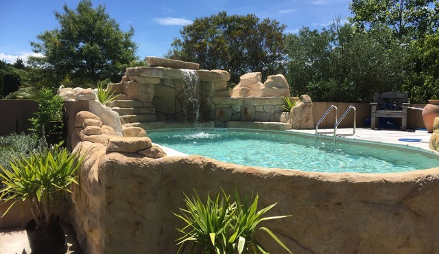 Welcome to your perfect getaway! Only 20 min from CHCH, Swallow's 'Wing' Apt