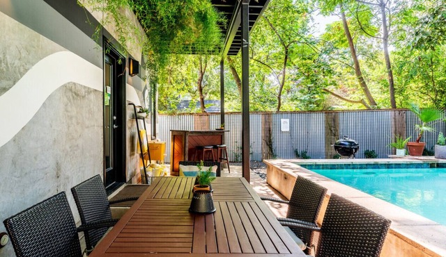 Welcome to your ultimate large-group retreat! Whether you’re celebrating a reunion, a weekend getaway, or a special occasion — this spacious 8-bedroom home comfortably sleeps up to 16 guests, combining comfort, fun and convenience all in one place.