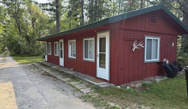 Welcome to your Up North getaway! This cozy 3-bedroom cabin-style motel sits on the North Branch of the AuSable River with quick access to the water via a short two-track trail. You’ll also be close to the legendary Lovells Riverside Tavern.