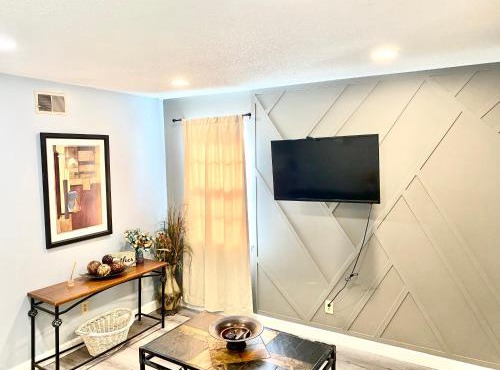 Welcome travel techs, King bed, 2br 1 ,5 ba, 4beds sleep 5, xAI, Project Pyramid
