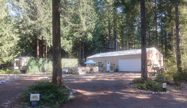 Welcomed to this peaceful 1-bedroom sleeps 4 cabin. This property is for sale.