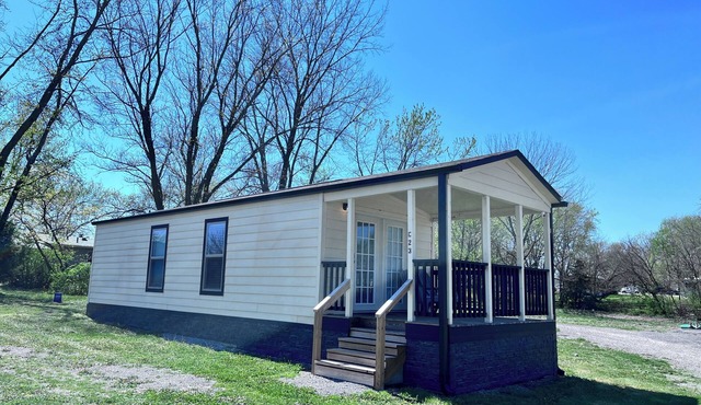 Welcoming 1 bed/1bath new bungalow with country views just outside Sedalia