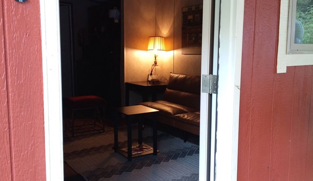 Welcoming 1-bedroom cabin with AC in cozy Athens