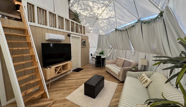 Welcoming 1-bedroom Geo-Dome with loft, AC and Heat, Wi-Fi, and private jacuzzi