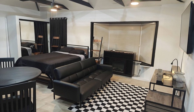 Welcoming 1-bedroom studio with AC in charming Lakewood