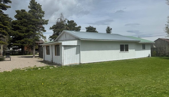 Welcoming 2-bedroom house in East Glacier Park for your getaway