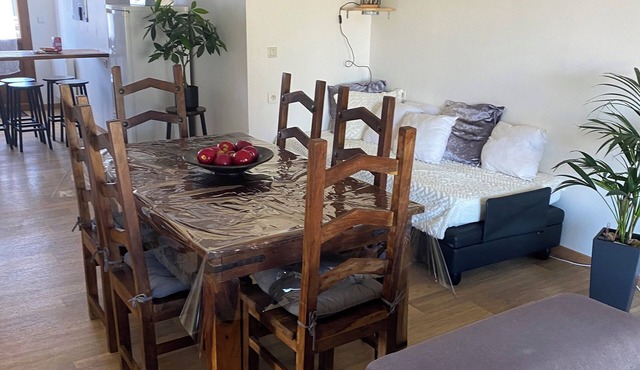 Welcoming 2-bedroom house in Cléré-les-Pins, many castles around.