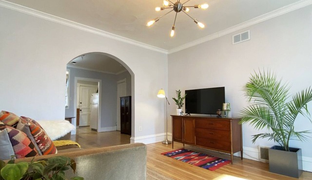 Welcoming 2-bedroom apartment with AC in vibrant Chicago Andersonville