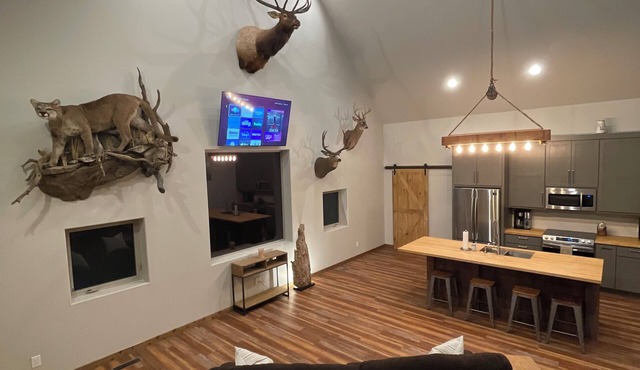 Welcoming 2-bedroom barndominium near Flat Creek, MO