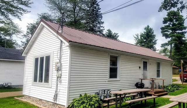 Welcoming 2-bedroom cottage with AC in charming Shawano