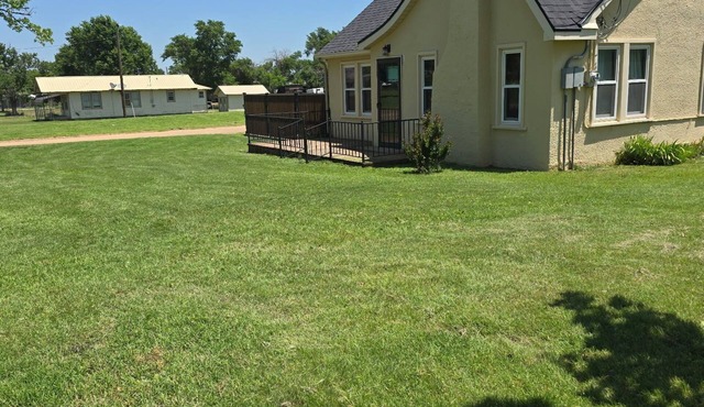 Welcoming 2-bedroom house with HVAC in Clarendon with large lot and court yard