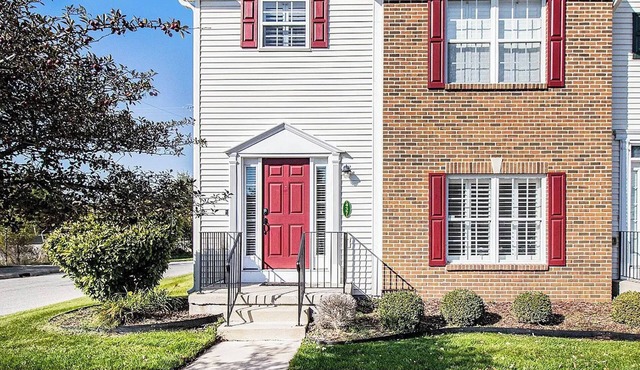 Welcoming 2-bedroom townhome in South Bend, short walk to Notre Dame!