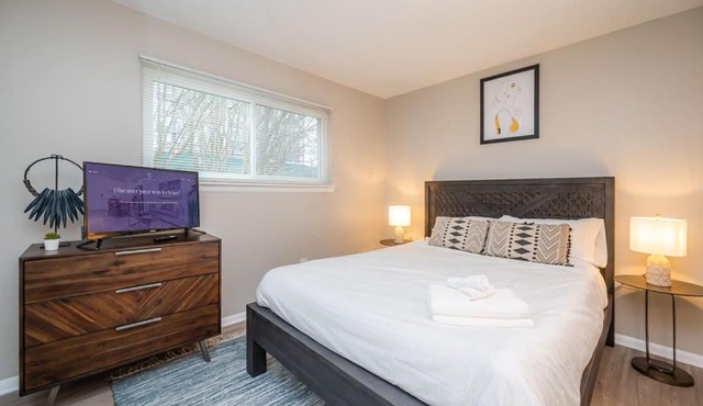 Welcoming 2BR with Parking and Perfect Location