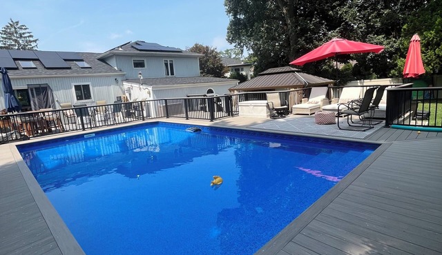 Welcoming 3-bdrm house with AC, heated pool with outdoor entertainment space