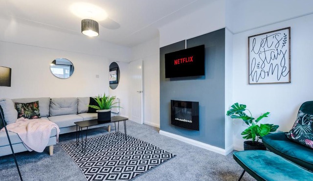 Welcoming 3 bed home, 10 mins from Chester races and zoo