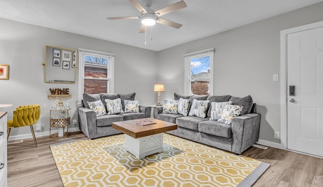 Welcoming 3-bedroom house 2 blocks from UIndy& close to downtown