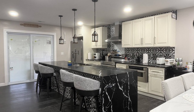 Welcoming 3-bedroom house with AC in vibrant Indianapolis