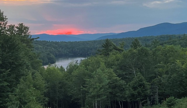 Welcoming 3-bedroom 1.5 bath chalet with WiFi in Wolfeboro