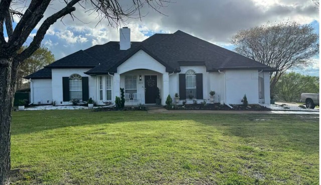 Welcoming 3-bedroom 2 bath home in charming Forney.