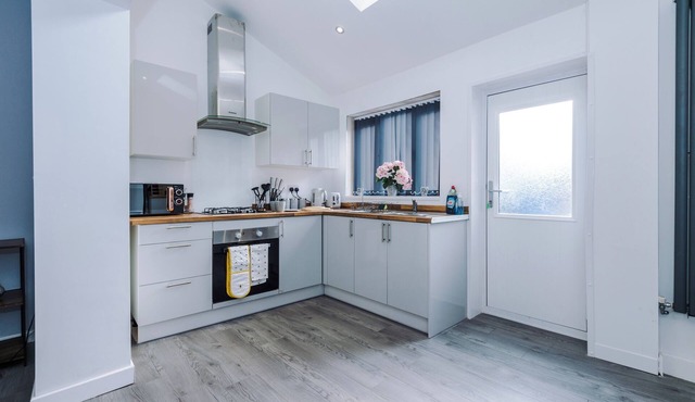 Welcoming 3-bedroom apartment with WiFi in charming Golborne