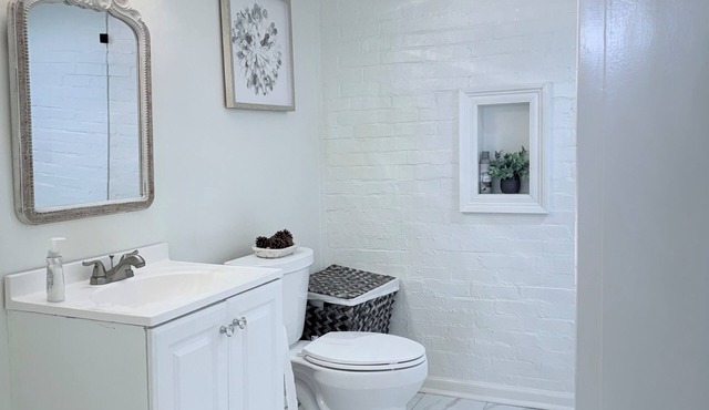 Welcoming 3-bedroom house with AC in Vicksburg, outside cameras, washer & dryer.