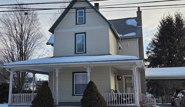 Welcoming 3-bedroom house in charming Canton for your getaway