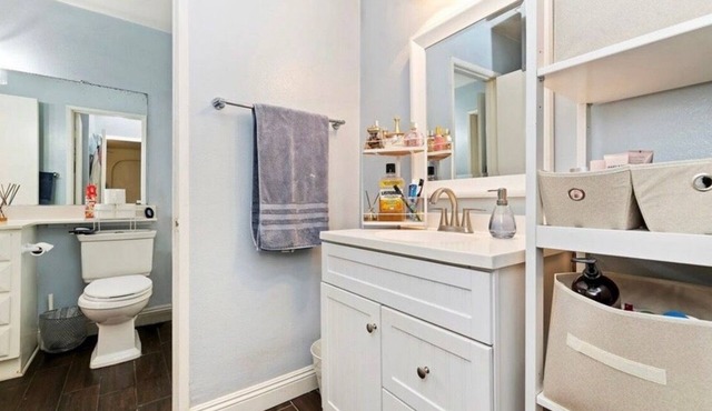 Welcoming 3-bedroom house with AC in charming Corona/MID TERM