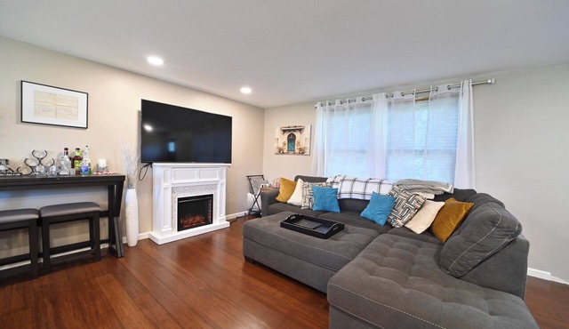 Welcoming 3-bedroom house with high-end finishes in Clay.