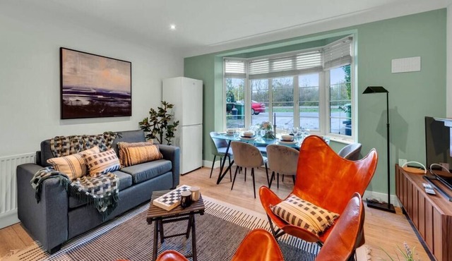 Welcoming 3 BR Apt in the East