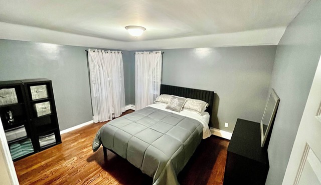 Welcoming 3-bedroom apartment in Springfield Gardens for your stay