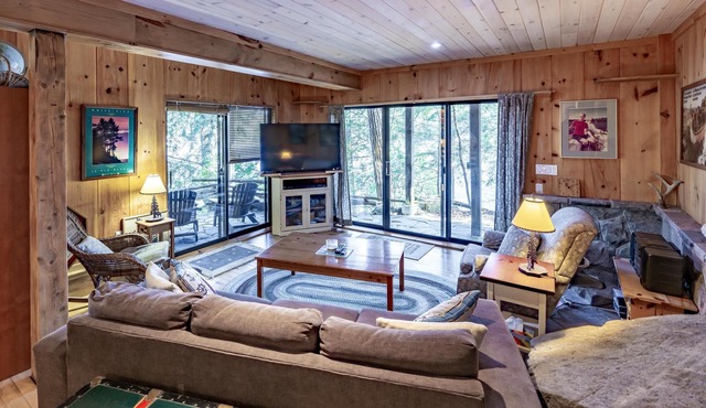 Welcoming 4+ bed 3 bath cottage on South Lake Rosseau! Boathouse! Sunsets!
