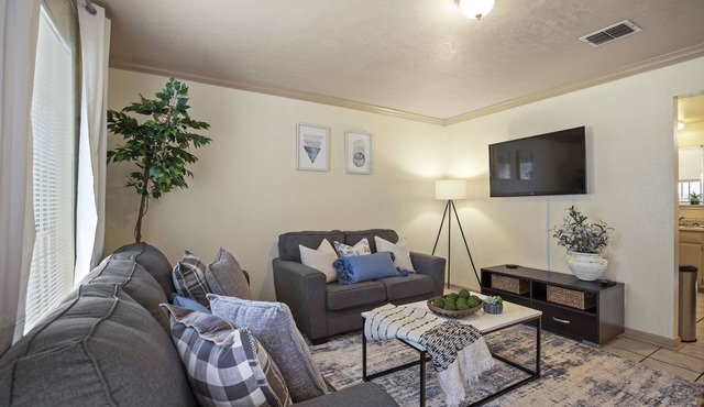 Welcoming 4 Bedroom House | Near Chinatown | King Bed | Full Office | Fast WiFi