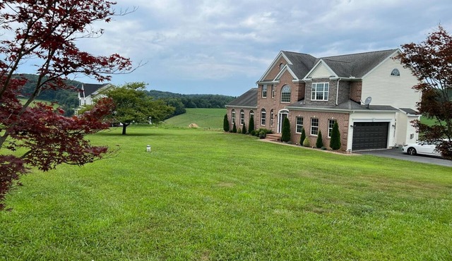 Welcoming 4-bedroom house with AC in charming Street