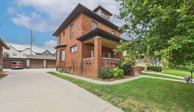 Welcoming 4-bedroom house with AC in vibrant Omaha