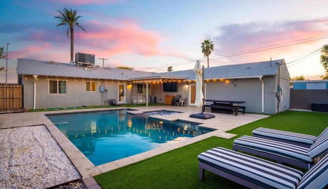 Welcoming 4-bedroom house with a Pool & Spa Near Old Town Scottsdale