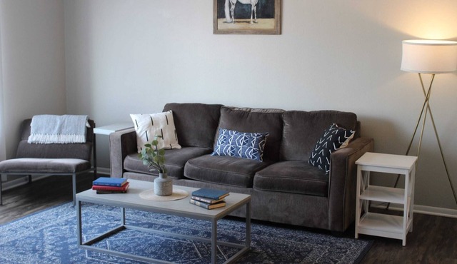 Welcoming 4BR near ISU with Pool