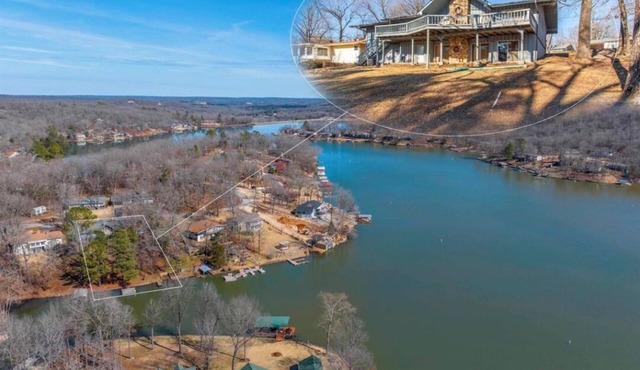 Welcoming 5-bedroom house with amazing lake views